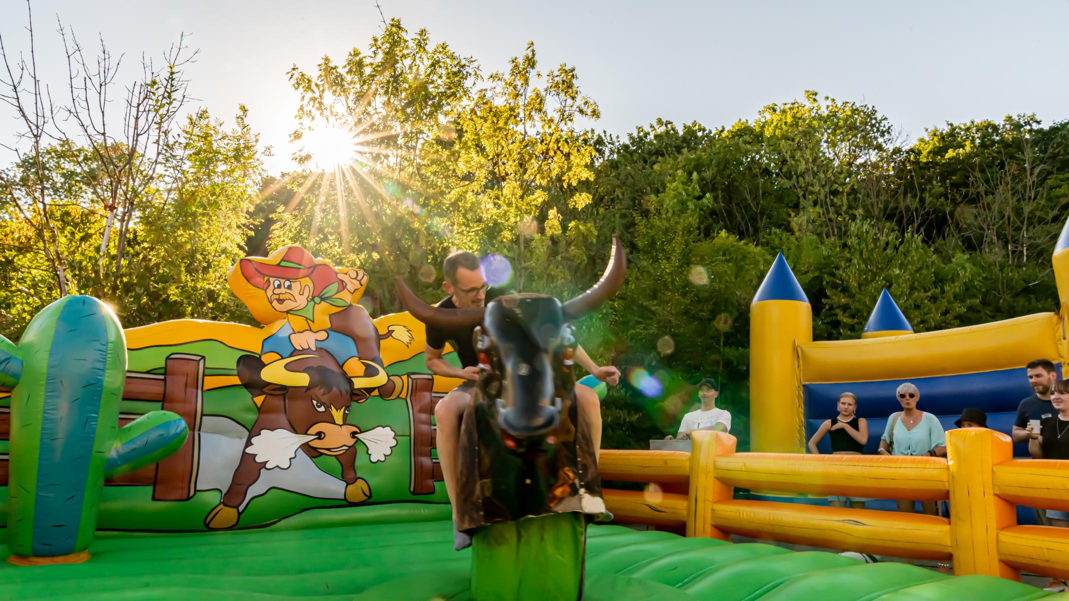 Sommerfest der MKW mit gutem Essen, kalten Getränken, Livemusik und Bullriding