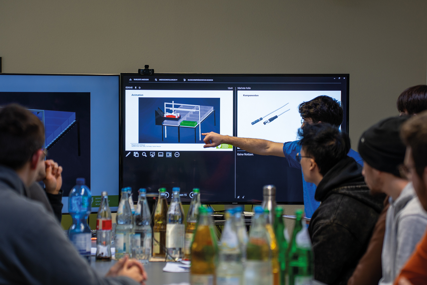 Praxisorientierte Prüfung: Maschinenbau-Studierende entwickeln Handling-Lösung